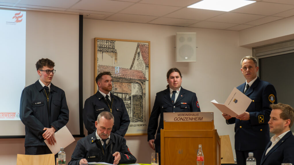 Beförderungen durch Wehrführer Erik Reuter, Leiter der Feuerwehr Daniel Guischard und Bürgermeister und Ferwehrdezenent Oliver Jedynak