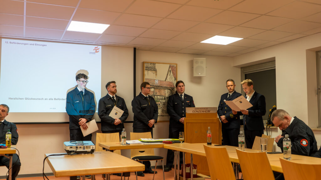 Beförderungen durch Wehrführer Erik Reuter, Leiter der Feuerwehr Daniel Guischard und Bürgermeister und Ferwehrdezenent Oliver Jedynak